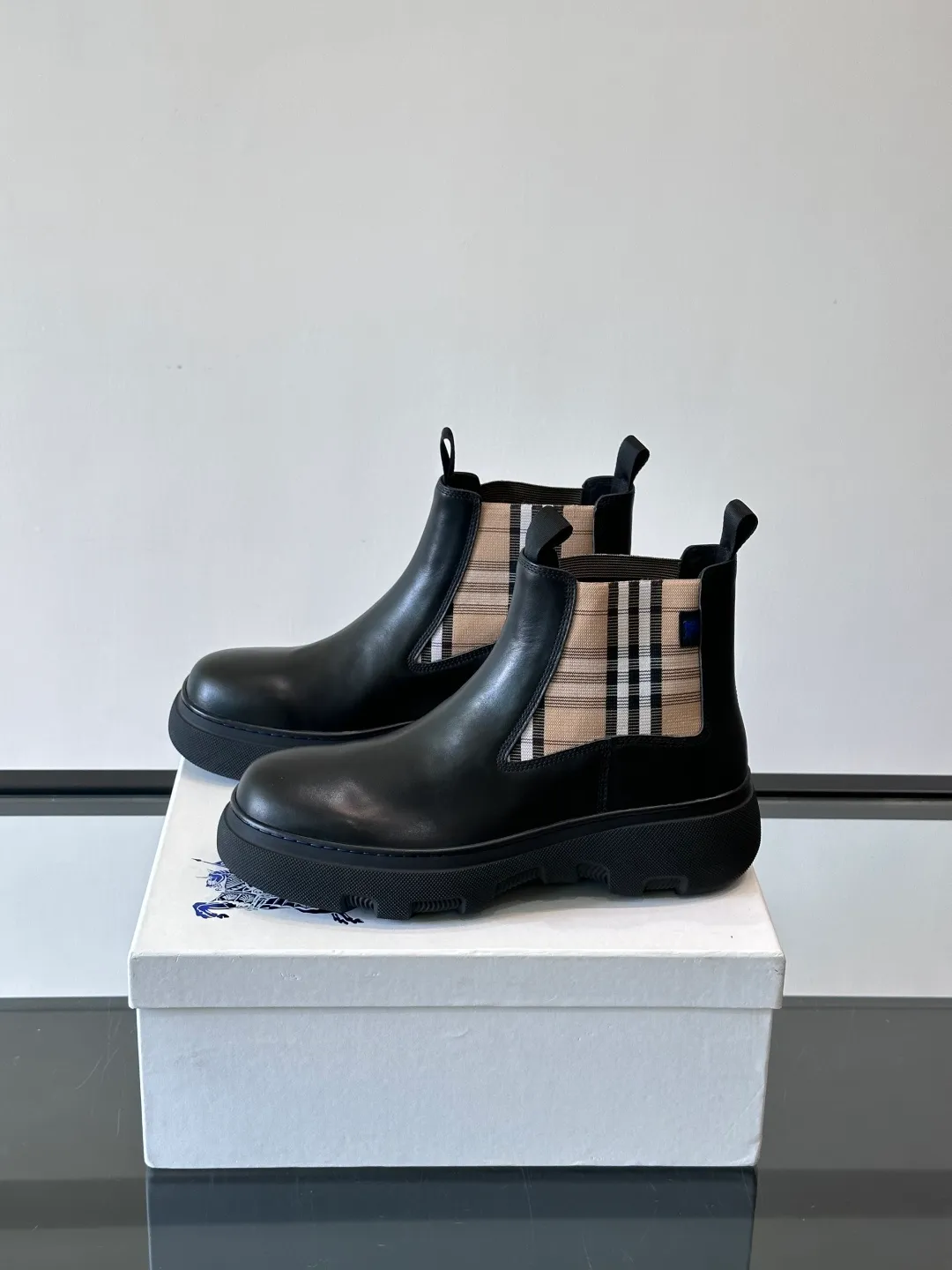 [Burberry] Top P: 920💰 Size: 39-44 (45. Customized) Burberry Matrix shoes👟Burberry autumn and winter men's high-top Chelsea boots, made with heavy industry! The upper is made of imported cowhide, with a slip-on design, classic plaid elastic straps, fine leather, and full of details. It is equipped with a classic and durable rubber thick sole, which increases the length of the legs. The cowhide lining is comfortable and breathable. It is easy to wear and fashionable, business and leisure, full of exquisite Italian style, and has a great look!